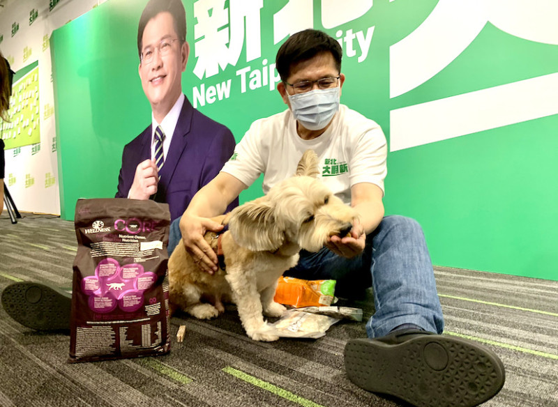 林佳龍用零食收買狗狗。   圖：林佳龍競選辦公室提供