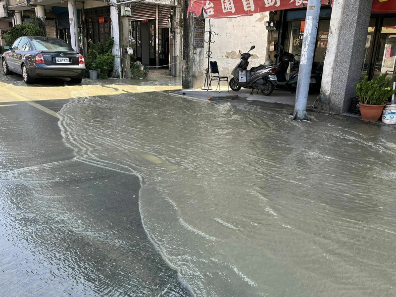 苗栗頭份中華路今（9）日上午9點多，發生自來水管爆管意外，造成積水及路面破損。   圖：翻攝自縣議員陳光軒臉書