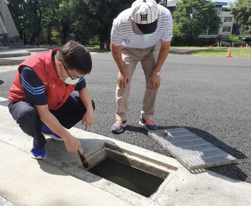 謝文斌(左)加強校園巡檢清除孳生源。   圖：高雄市教育局提供