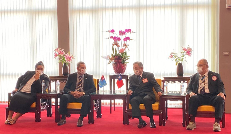 外交部政務次長田中光(右2)代表我國政府為拿塔諾總理伉儷(左1、左2)訪團送機。雙方於搭機前持續就台吐各項合作交換意見。   圖：外交部提供