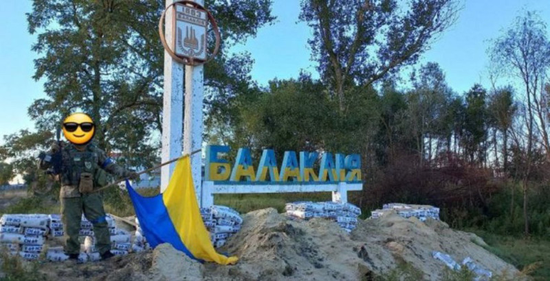 烏克蘭部隊取下村莊的俄羅斯白藍紅三色旗，換上烏克蘭的藍黃國旗。   圖：翻攝推特