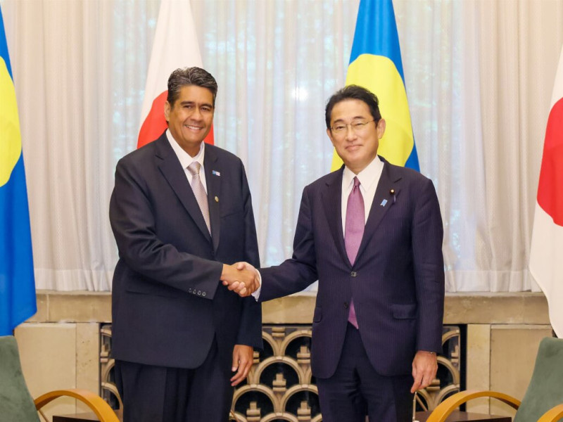 日相岸田文雄（右）9日在首相官邸與來訪的帛琉總統惠恕仁（左）會談，兩人都反對中國試圖以武力片面改變現狀，且強調台灣海峽和平穩定的重要性。    （圖取自twitter.com/kantei）