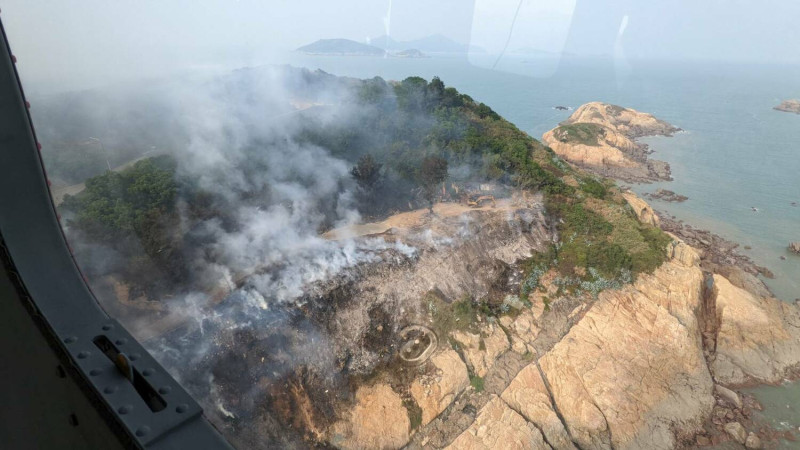 連江縣南竿鄉環資局廚餘場旁昨天發生山林火災，空勤總隊出動黑鷹直升機實施空中投水滅火，才將火勢控制住。   