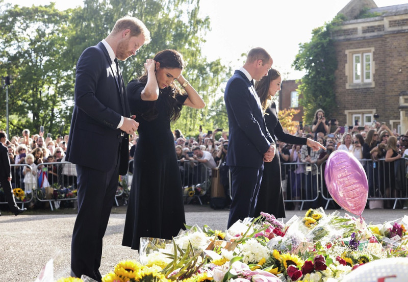 哈利梅根與威廉凱特在民眾送上鮮花處悼念女王。   圖/達志影像（美聯社）