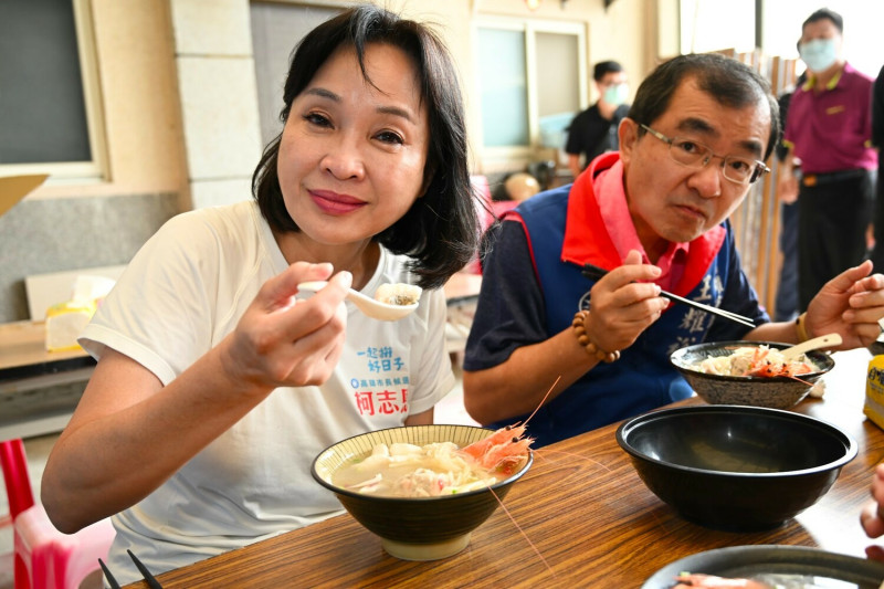 柯志恩(左)吃海鮮粥。   圖：柯志恩選辦提供