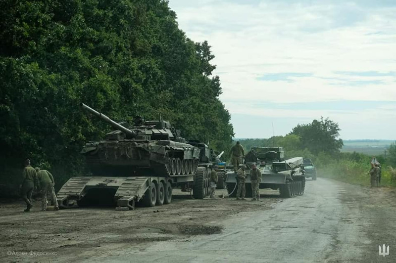 圖為烏克蘭軍人準備運送在反攻行動中繳獲的俄羅斯坦克。   圖：取自facebook.com/GeneralStaff.ua