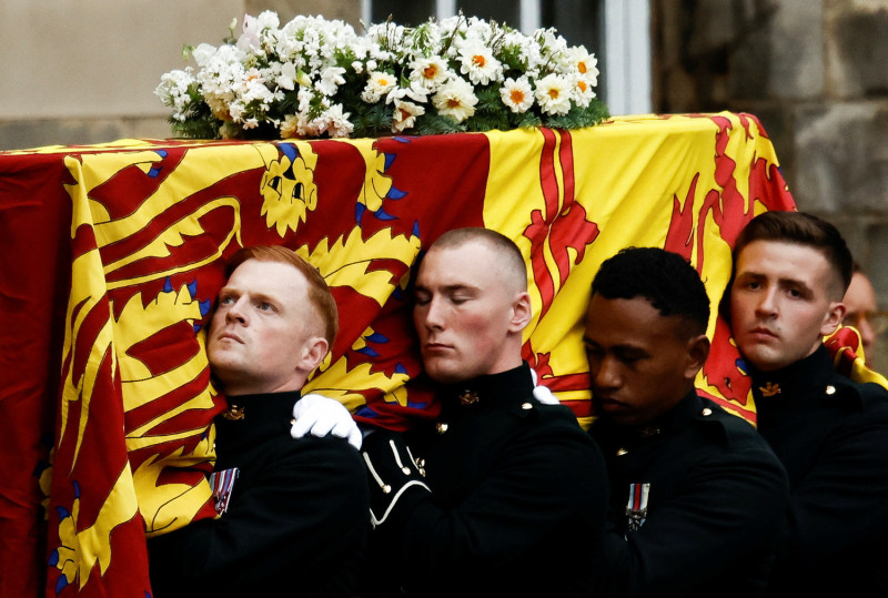英國女王靈柩覆蓋著蘇格蘭皇家旗，11日離開最喜愛的蘇格蘭巴爾莫勒爾堡，成千上萬民眾送她一程。   圖：翻攝自The Royal Family推特