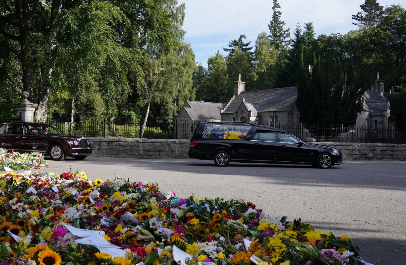 載著英國女王靈柩的車子（右）離開巴爾莫勒爾城堡前往愛丁堡，穿越蘇格蘭高地的偏遠村莊與小鎮，歷時約6小時，路程長達175英里。   圖：翻攝自The Royal Family推特