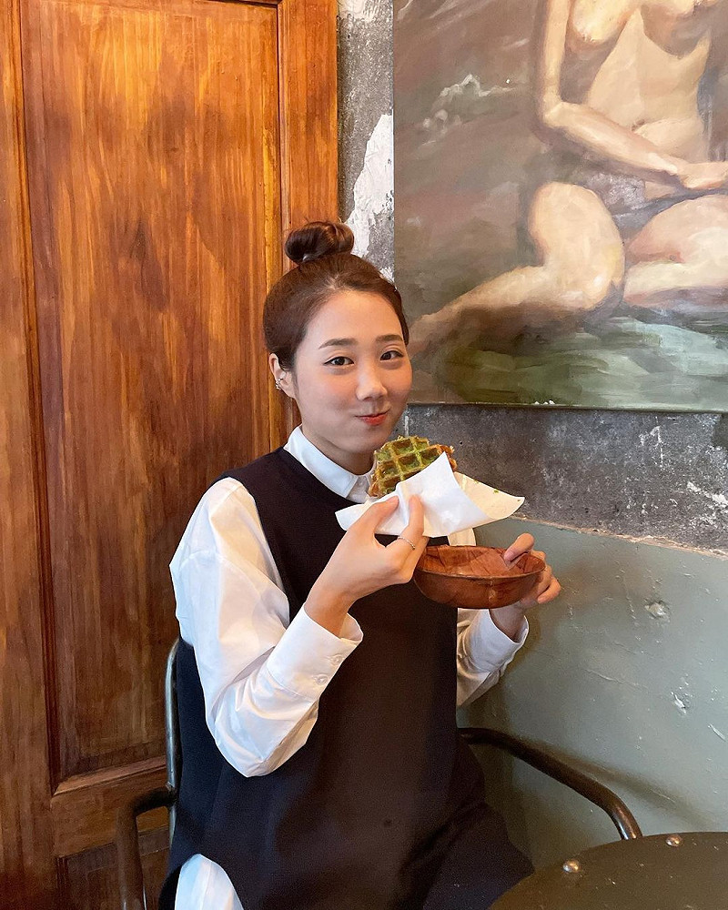 百萬YouTuber「韓勾ㄟ金針菇」近年推出自家品牌，也搶搭中秋熱潮，開賣烤肉組合。   圖：翻攝自IG/ggu__kim