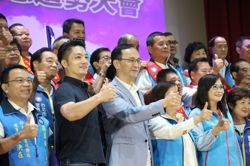 蔣萬安與國民黨主席朱立倫出席國民黨2022三合一選舉台北市里長提名同志造勢大會。   圖：國民黨文傳會/提供