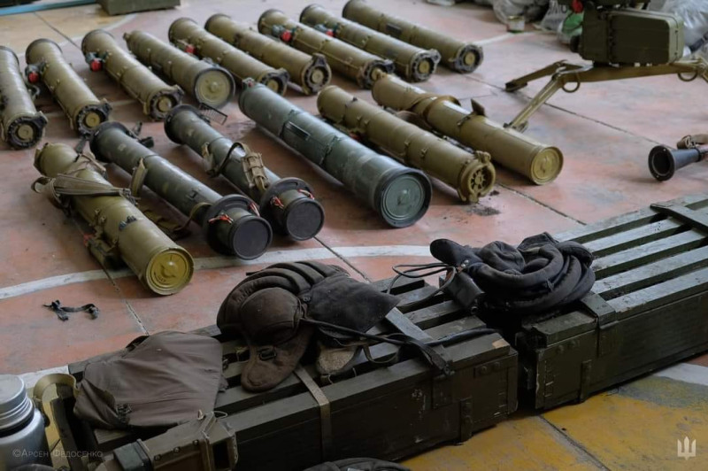 烏克蘭防衛司令部公布的照片顯示，落跑的俄軍留下大批彈藥武器。   圖 : 翻攝自烏克蘭防衛司令部臉書