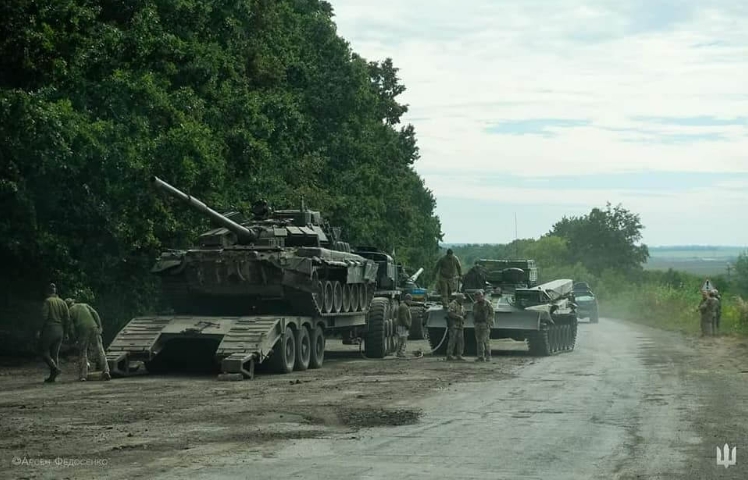 圖為烏克蘭軍人準備運送在反攻行動中繳獲的俄羅斯坦克。   圖 : 翻攝自facebook.com/GeneralStaff.ua