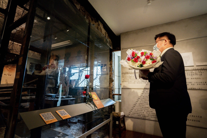 林佳龍今天到鄭南榕基金會紀念館參訪獻花。   圖：林佳龍辧公室提供