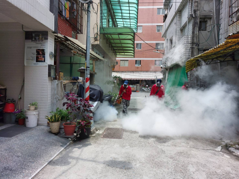 高市府對前鎮區警戒範圍緊急噴藥。   圖：高雄市衛生局提供