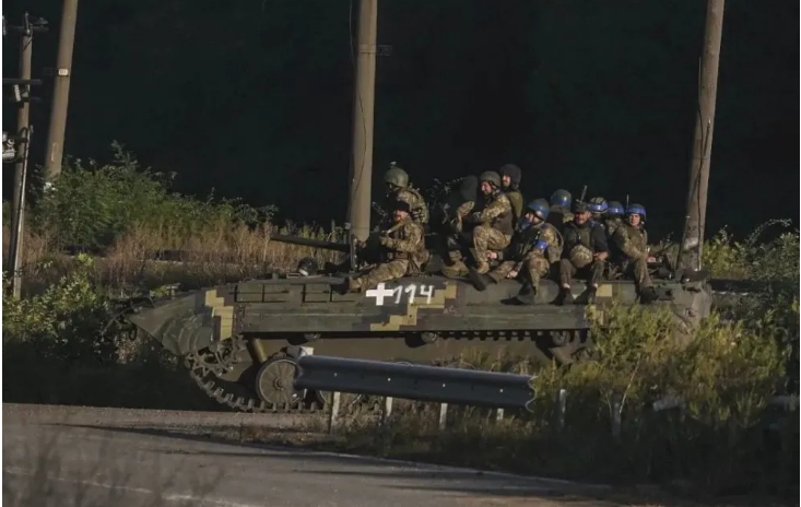 烏克蘭軍隊趁夜色掩護，乘坦克對俄軍展開閃電奇襲。   圖 : 翻攝自直新聞