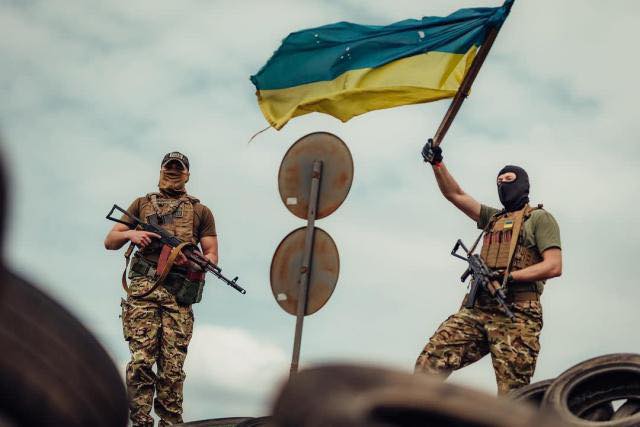 烏克蘭軍隊以迅雷不及掩耳之勢，展開全面大反擊。俄軍丟盔棄甲，幾天內就丟失了2000平方公里以上的土地。   圖：翻攝矢板明夫俱樂部 Yaita Akio臉書