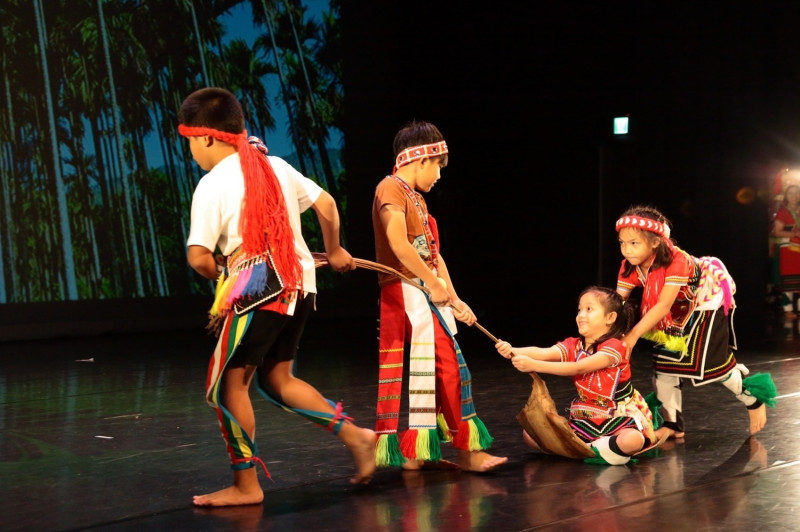 台北山舞藝術團年幼的表演者們，稚嫩又天真地拉著檳榔鞘展演阿美族傳統童玩及遊戲。   圖：新北市原民局提供