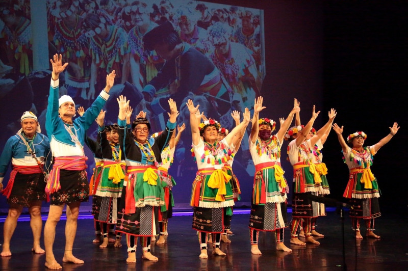 旅北都蘭部落文化藝術團以精湛熟練的舞姿及唱功完美展現阿美族豐年祭傳統舞蹈及阿美族傳統複音歌謠。   圖：新北市原民局提供