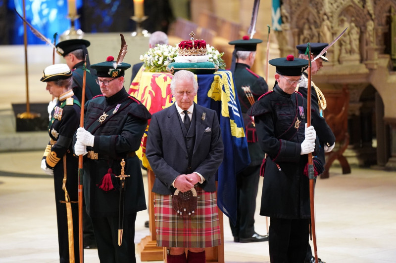 英國女王靈柩移靈至蘇格蘭聖吉爾斯大教堂，查爾斯國王（中）12日晚間著蘇格蘭短裙，與安妮公主（左）等人守在靈柩旁莊嚴地站立約10分鐘。   圖：翻攝自The Royal Family臉書