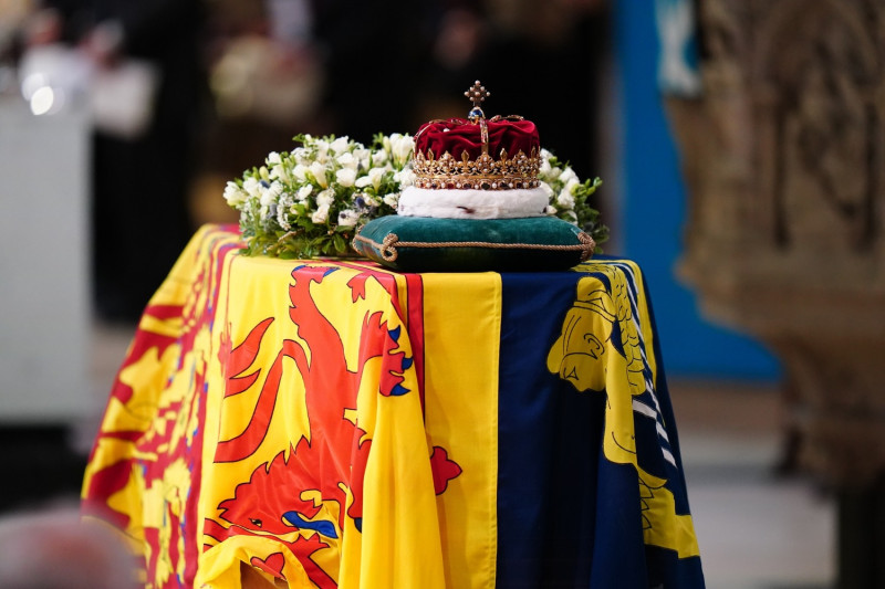 英國女王伊莉莎白二世靈柩上掛著蘇格蘭皇家旗幟的皇家旗幟，旗幟上放置白色花環與蘇格蘭王冠。   圖：翻攝自The Royal Family臉書