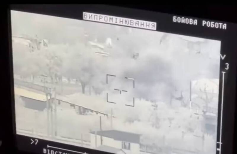 烏克蘭第92機步旅以反裝甲飛彈襲擊正在逃離的俄軍卡車，許多俄軍在被擊中時噴出了車外。   圖：翻攝推特