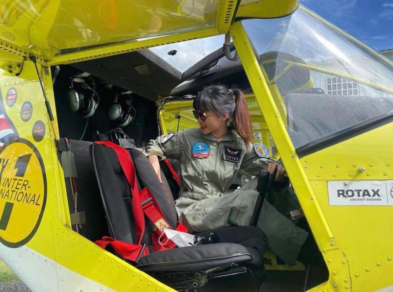 新北「青年，好險有你」宣傳影片女主角-章天馨嘗試試駕輕航機，朝夢想起飛。   圖：新北市青年局提供