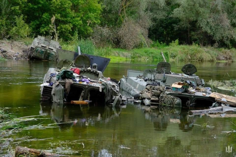 俄軍潰逃，連裝甲車都掉進河裡。   圖：翻攝自烏克蘭參謀本部推特