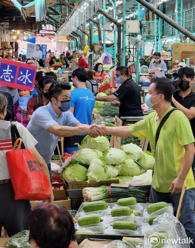 國民黨台北市長候選人蔣萬安赴士林市場拜票。   圖：黃建豪/攝