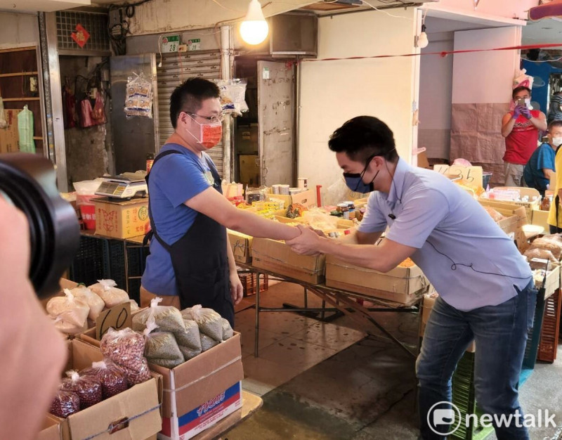 國民黨台北市長候選人蔣萬安赴士林市場拜票。   圖：黃建豪/攝