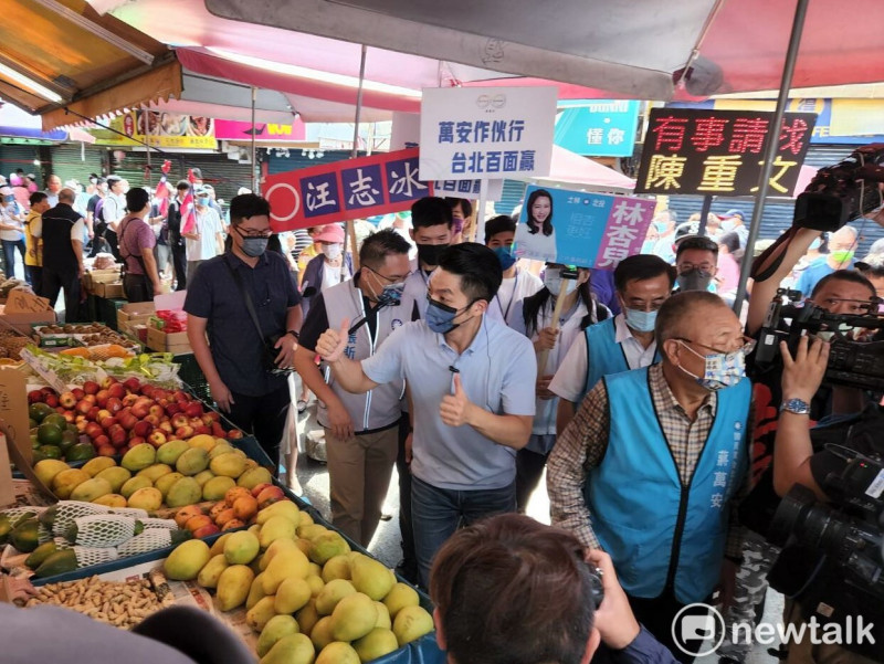 國民黨台北市長候選人蔣萬安赴士林市場拜票。   圖：黃建豪/攝