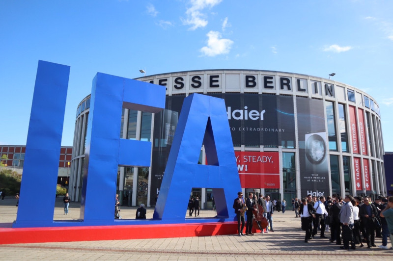 新北市政府上週攜手12家新北企業赴德國參加「2022德國柏林消費電子展」，在會展期間成功吸引國際重量級買主諮詢洽談。   圖：新北市經發局提供
