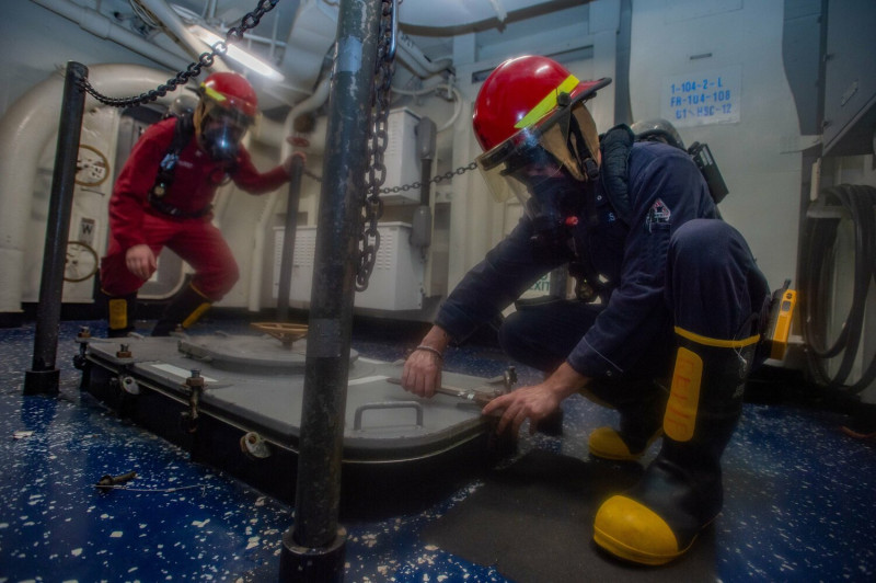 美國第7艦隊發布「雷根號」展開日常訓練工作，圖為損管控制搶修。   圖：翻攝 7th Fleet推特
