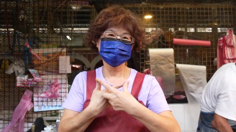 國民黨台北市長候選人蔣萬安赴士林市場拜票，一度跳過該名雞肉攤老闆娘，造成對方不悅。   圖：蔣萬安競選辦公室/提供