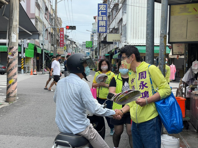 周永鴻上午到潭水亭早市掃街，和攤商及採買民眾互動。   周永鴻/提供