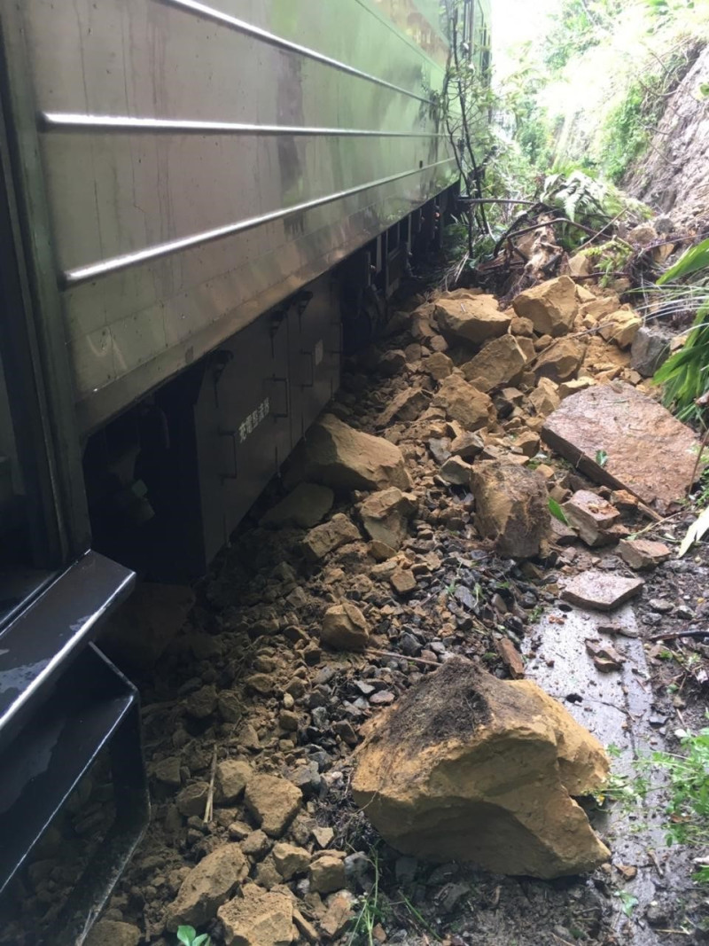 昨(13)日平溪線嶺腳至平溪段發生邊坡石塊滑落意外。   圖：新北市交通局提供