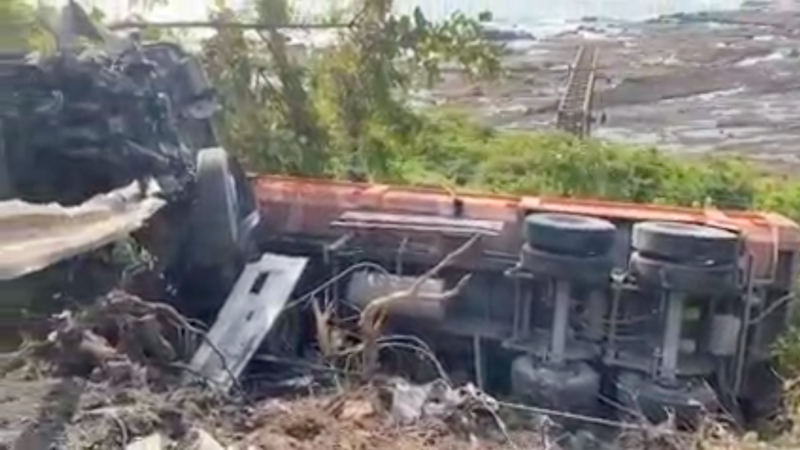 今(15)日台2線濱海公路宜蘭頭城大里段，發生大卡車車禍後衝破護欄滑落邊坡，造成台鐵電線掉落接近火車鐵軌。   圖：翻攝自記者爆料網