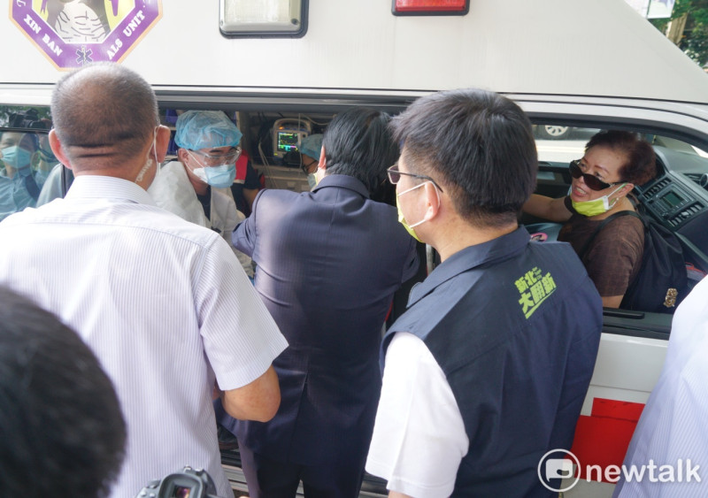 副總統賴清德和林佳龍在救護車旁探視病患情況。   
