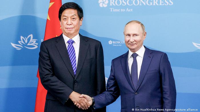 中國全國人大委員長栗戰書10日在海參威與俄羅斯總統普丁會面。   圖 : 翻攝自新華社