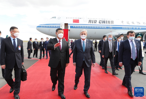 習近平抵達哈薩克時，哈國高層和接待人員皆配戴口罩。   圖: 翻攝自中國官媒《新華社》