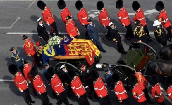 英國女王伊莉莎白二世的送葬行列。   圖 : 翻攝自英國皇室直播