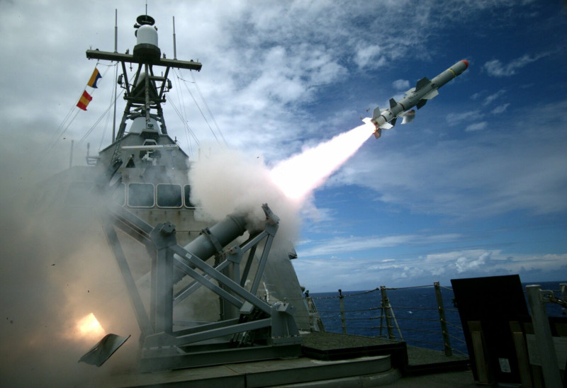 2016年美軍「獨立級」濱海戰鬥艦「科羅納多號(LCS-4)」試射AGM-84「魚叉」(Harpoon)反艦導彈，為後續獨立級艦艇配備海軍打擊飛彈(NSM)提供重要參數。   圖：翻攝US Navy