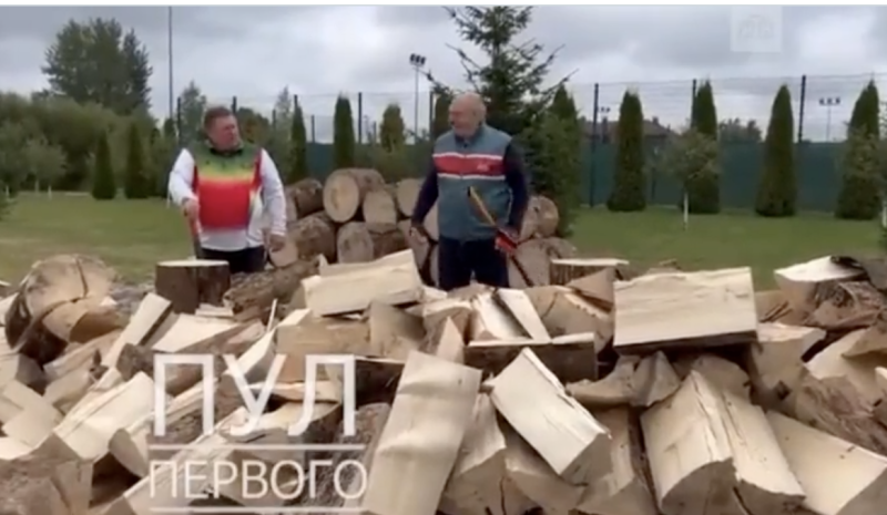 白俄羅斯總統盧卡申科（Alexander Lukashenko，右）在影片中「劈柴」，諷刺歐洲能源危機。   圖：翻攝自推特影片