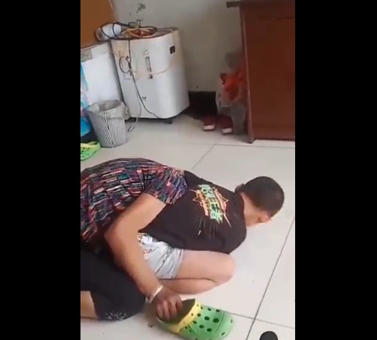 網路流傳一部影片，一名男童疑似不服奶奶管教，將其鎖喉勒斃。   圖：翻攝自推特Byron Wan