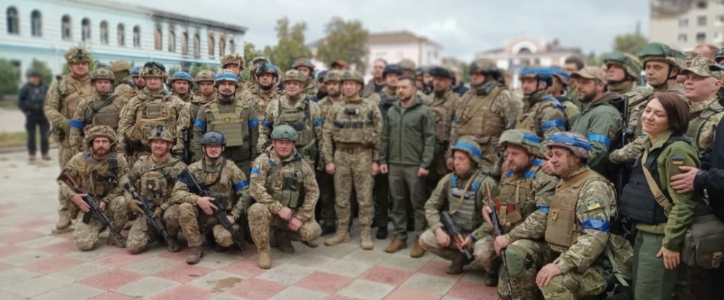 烏克蘭總統澤連斯基高調的視察剛被烏克蘭軍隊收復的伊久姆前線。   圖 : 翻攝自推特