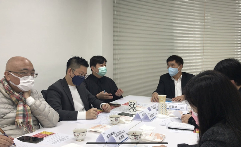 黃心華（左二）於日本核災食品開放進口之前，即邀請日本資深媒體人早田建文、反核食公投領銜人郝龍斌（中）共同舉辦系列座談。   圖：黃心華競選辦公室提供