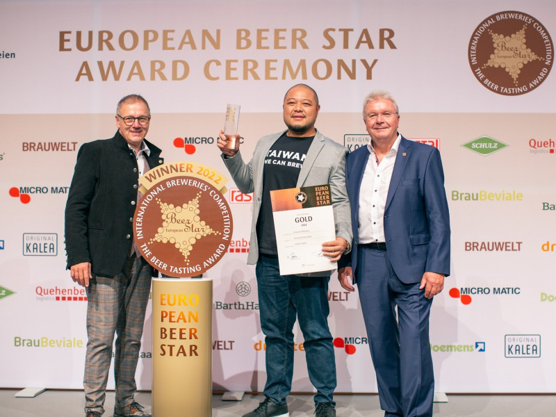 SUNMAI金色三麥「蜂蜜啤酒」在「歐洲啤酒之星」大賽「蜂蜜啤酒」組別獲得金牌。（右2：SUNMAI金色三麥餐飲集團葉冠廷執行長）   圖：新北市經發局提供