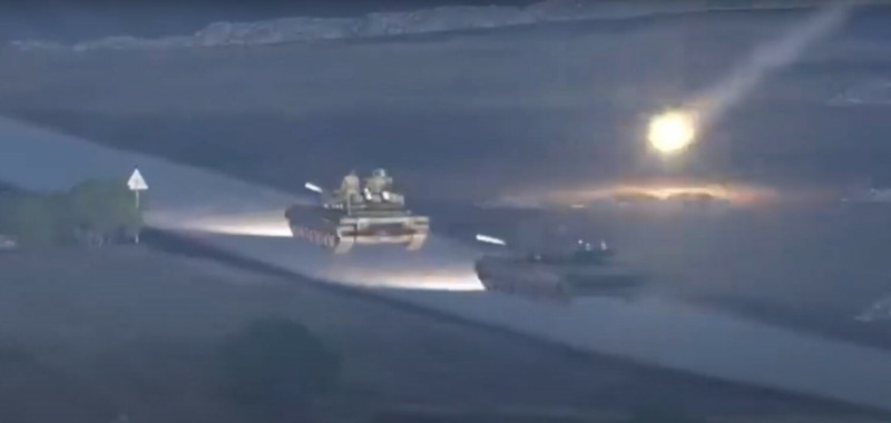 多輛俄軍戰車遭飛彈襲擊。   圖:翻攝自影片