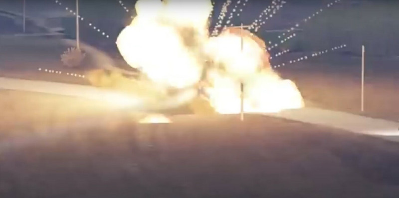 俄軍裝甲車遭飛彈炮擊，現場火光四濺。   圖:翻攝自影片