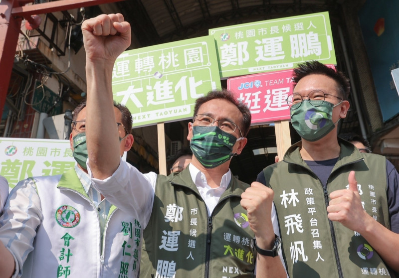 民進黨桃園市長參選人鄭運鵬今與政策平台召集人林飛帆合體掃街。   圖：鄭運鵬團隊提供