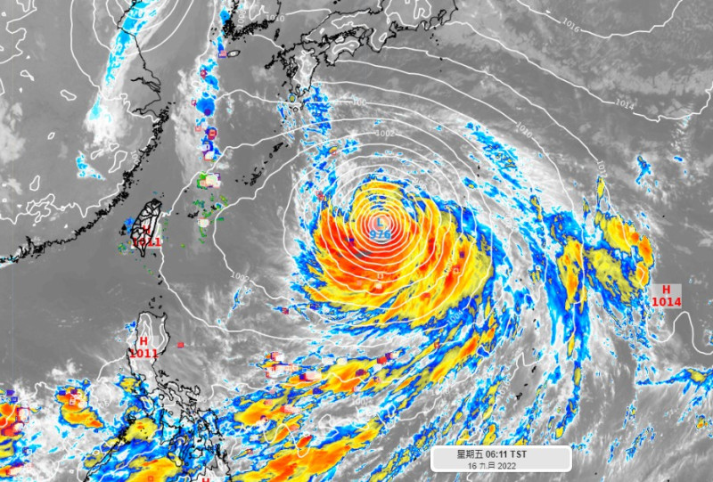 中颱「南瑪都」目前正往日本前進。   圖：取自彭啟明臉書